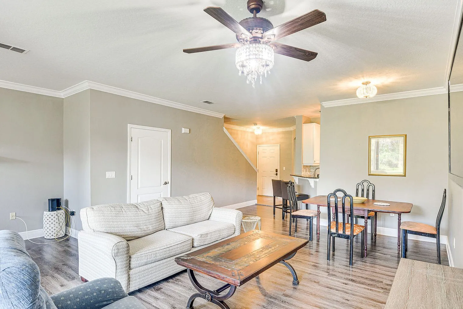 3 bed, 2.0 bath, 1819 sqft, $2,871 — Photo 4