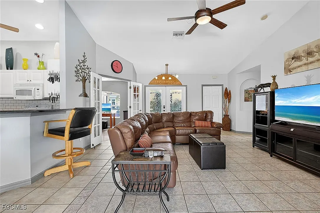 3 bed, 1631 sqft, $3,150 — Photo 3