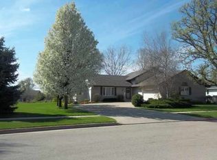 720 W Wild Oats Trl, Freeport, IL 61032