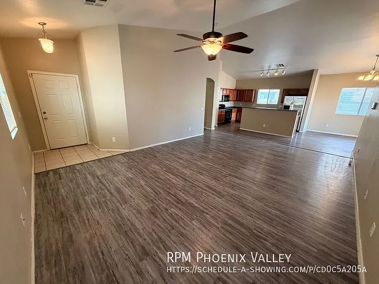 2517 S 116th Ave — Photo 4