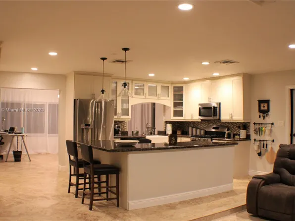 720 NW 97th Ter, Pembroke Pines, FL 33024