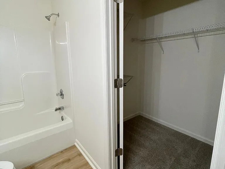 1123 Lindsay Ln — Photo 8