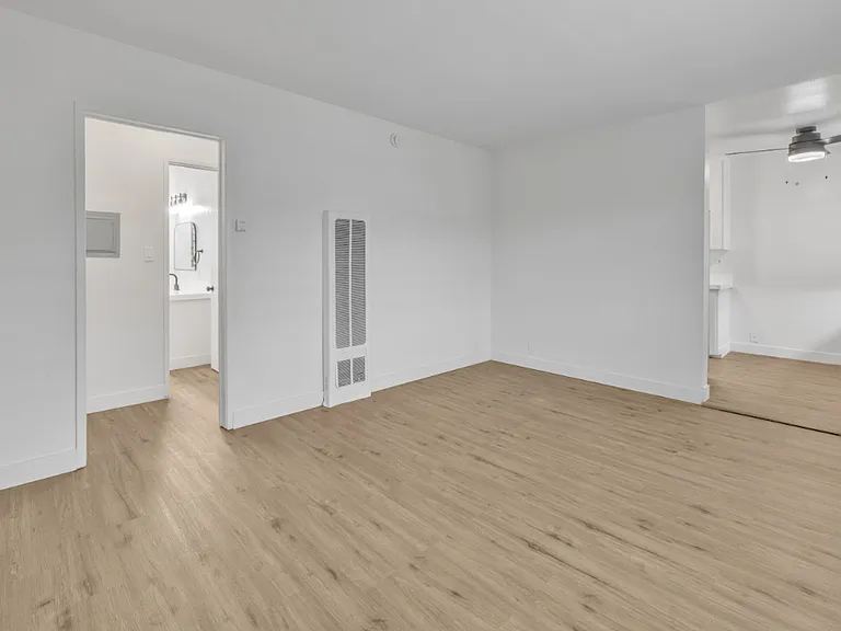 1055 Loma Ave — Photo 15