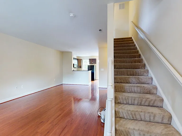 720 Barnes St NE — Photo 2