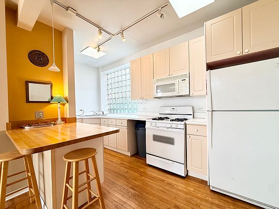 3rd image of 717 W Barry Ave Unit 3B