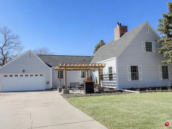 1751 McClellan Dr, Huron, SD 57350