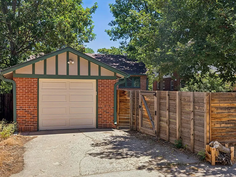 2277 Ivanhoe St — Photo 26
