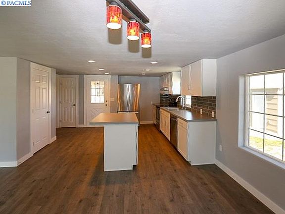 5th image of 602 W 12th St