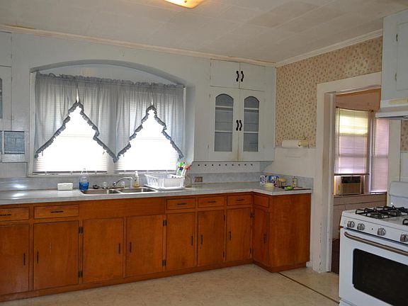 3rd image of 525 Daigre St