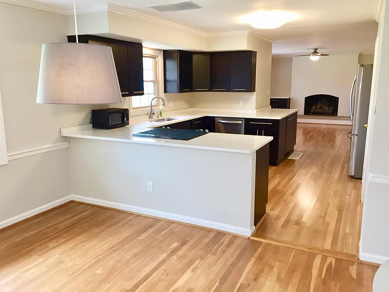 836 Surrey Ln — Photo 4