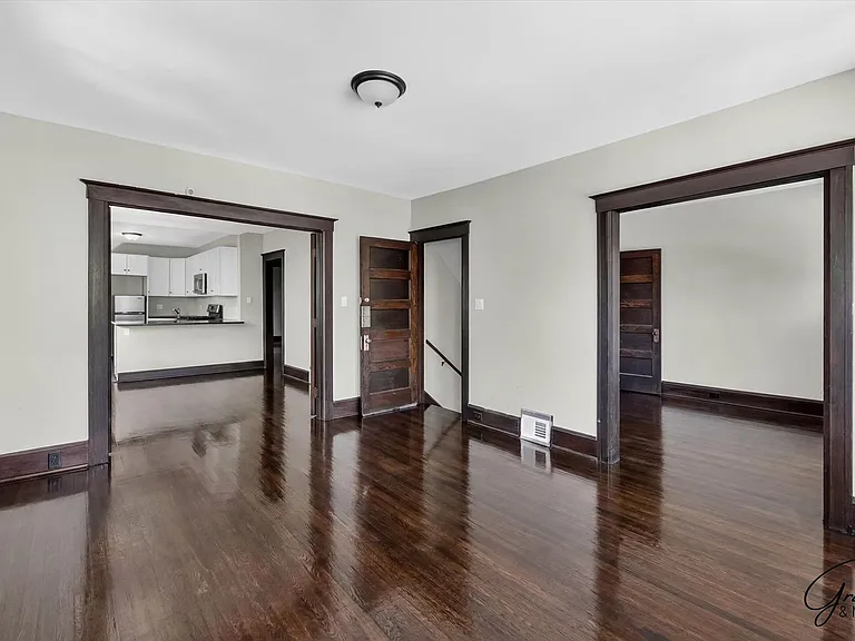 1923 W Bethune - James Landy — Photo 4