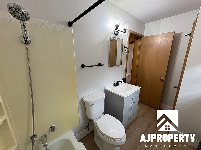 615 W 15th St #3 — Photo 9