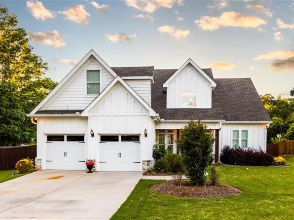 560 Lakewood Dr, Social Circle, GA 30025