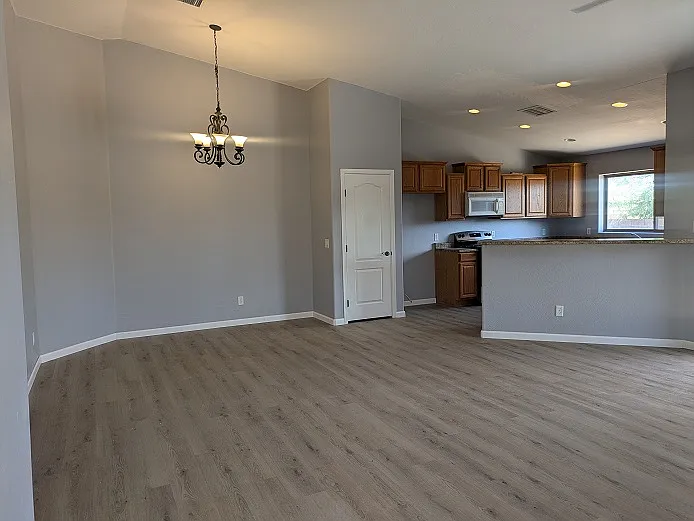 4 bed, 1938 sqft, $1,795 — Photo 2