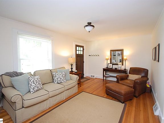 3rd image of 13 Oakview Dr