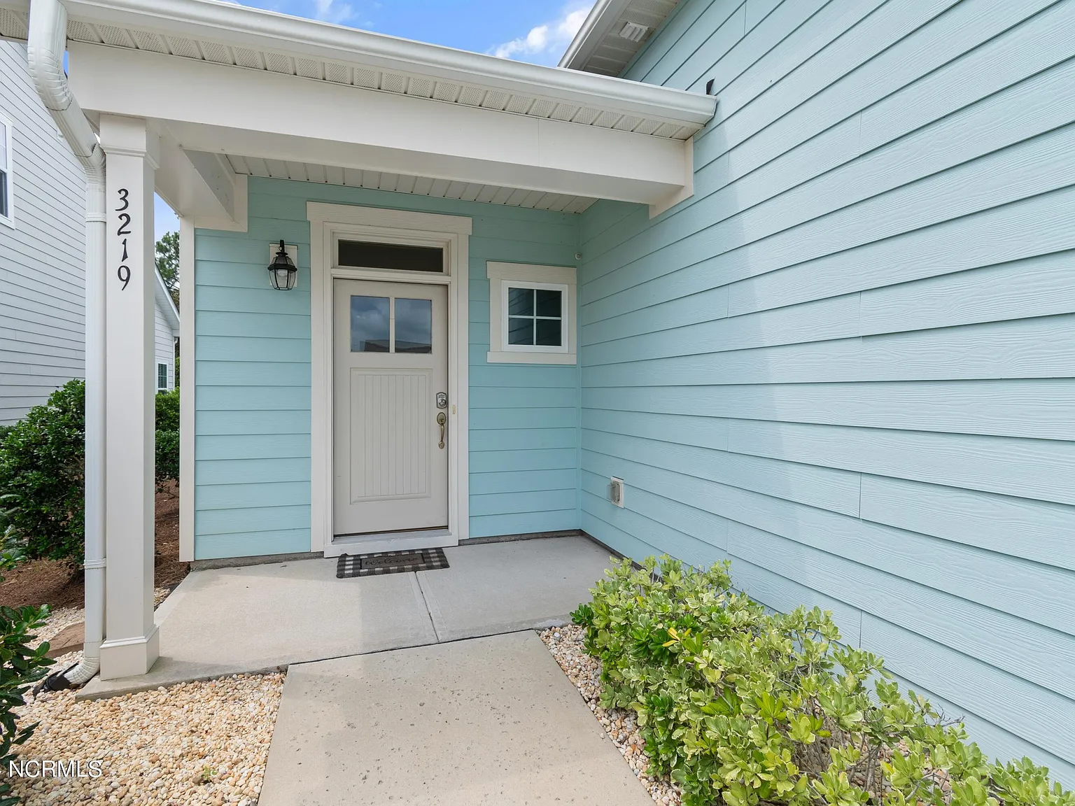 3 bed, 3.0 bath, 1712 sqft, $2,900 — Photo 2