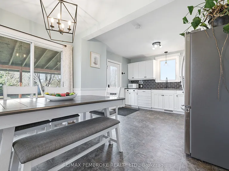 566 Perth St — Photo 30