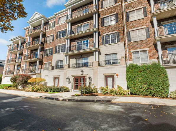 412 McDaniels Cir APT 205, Clarendon Hills, IL 60514