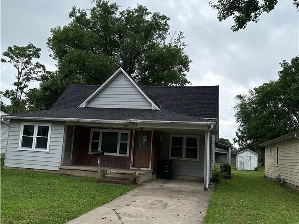 1012 N Walnut St, Saint Elmo, IL 62458