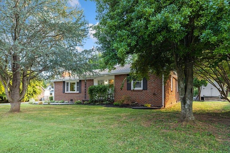 1st image of 207 Ross Ave
