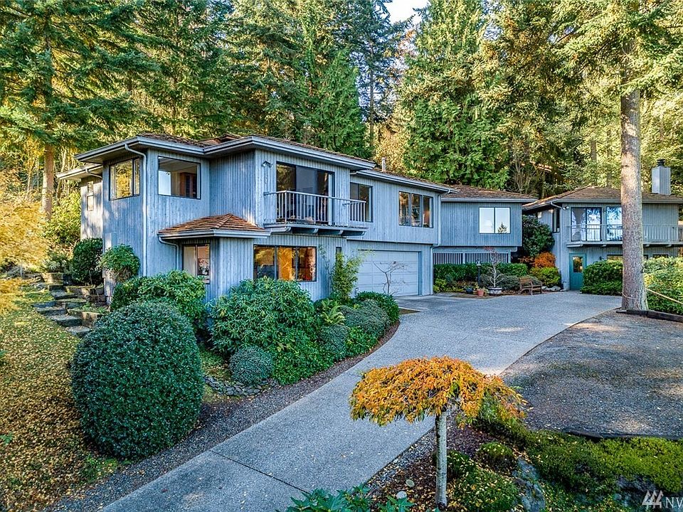 40 Brookhaven Place is sited on a private 3/4 acre lot in the beautiful community of Kala Point, just 15 minutes from downtown Port Townsend.