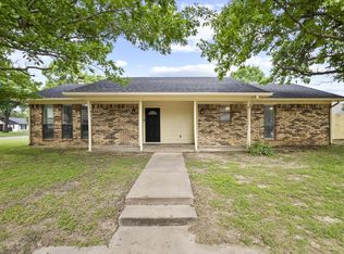 2203 N Village Dr, Bonham, TX 75418