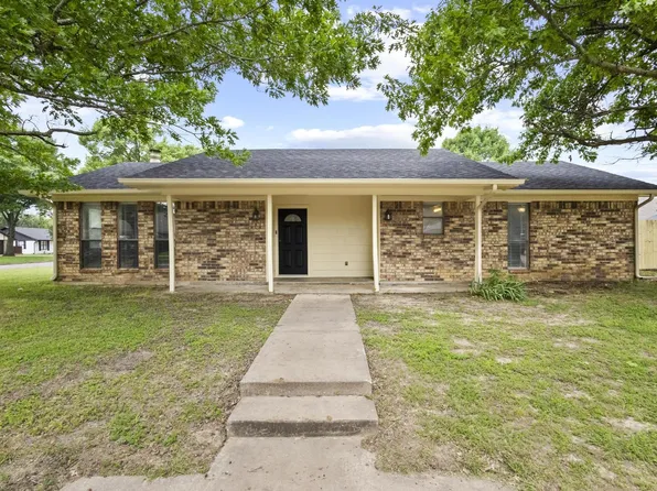 2203 N Village Dr, Bonham, TX 75418