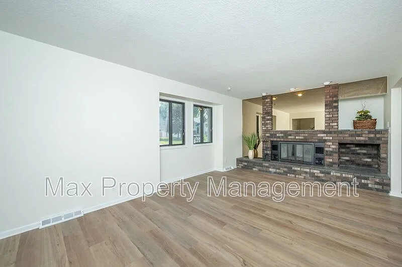 4 bed, 2.5 bath, 2022 sqft, $2,595 — Photo 4