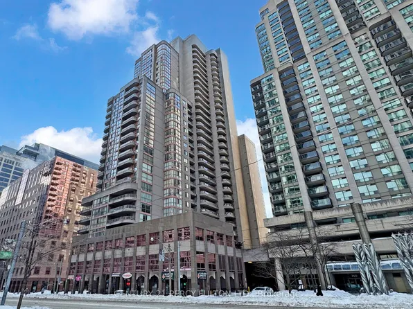 736 Bay St #703, Toronto, ON M5G 2M4