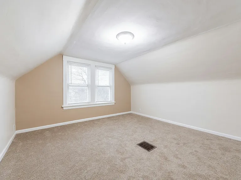10618 Crestwood Ave — Photo 4