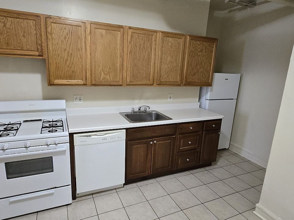 1st image of 2036 W Wellington Ave #G
