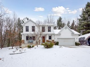 8009 Courtland Dr NE, Rockford, MI 49341