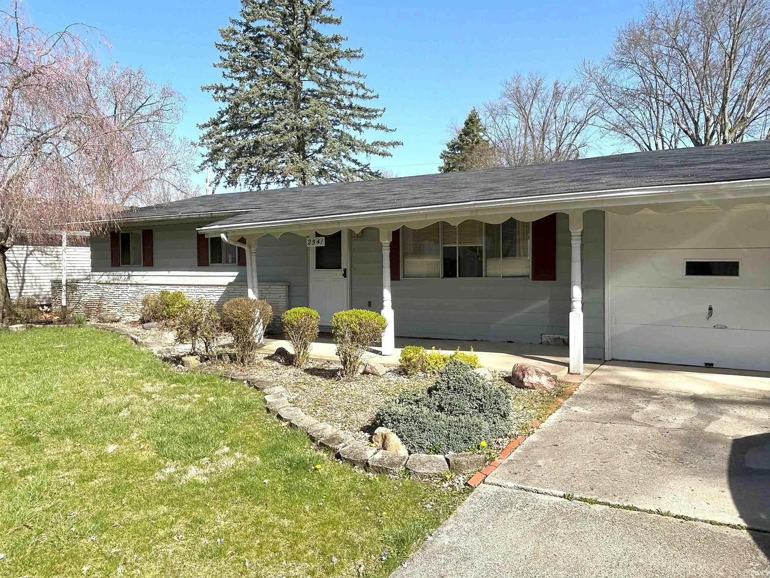 2541 Deerwood Dr photo 1