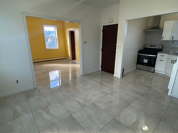 3rd image of 60 Ann St Floor 2