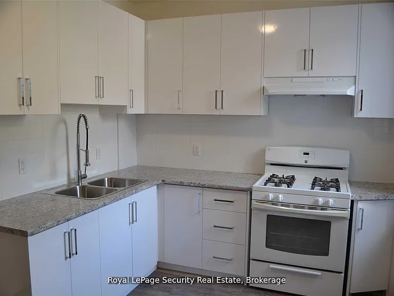 6 Rusholme Park Cres #1 — Photo 3