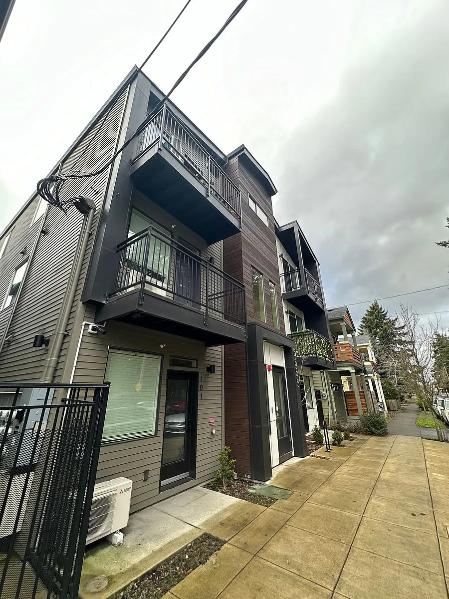 Building Photo - 72ND