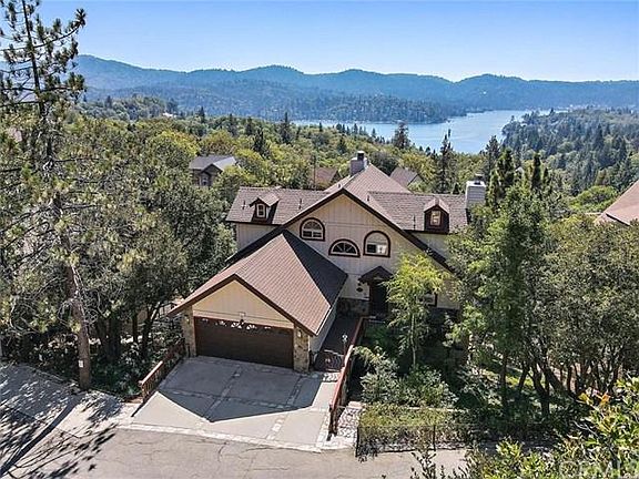 3rd image of 1233 Yosemite Dr