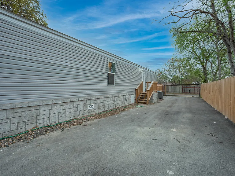 2204 Avenue K — Photo 10