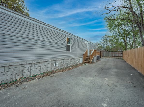 2204 Avenue K, Hondo, TX 78861