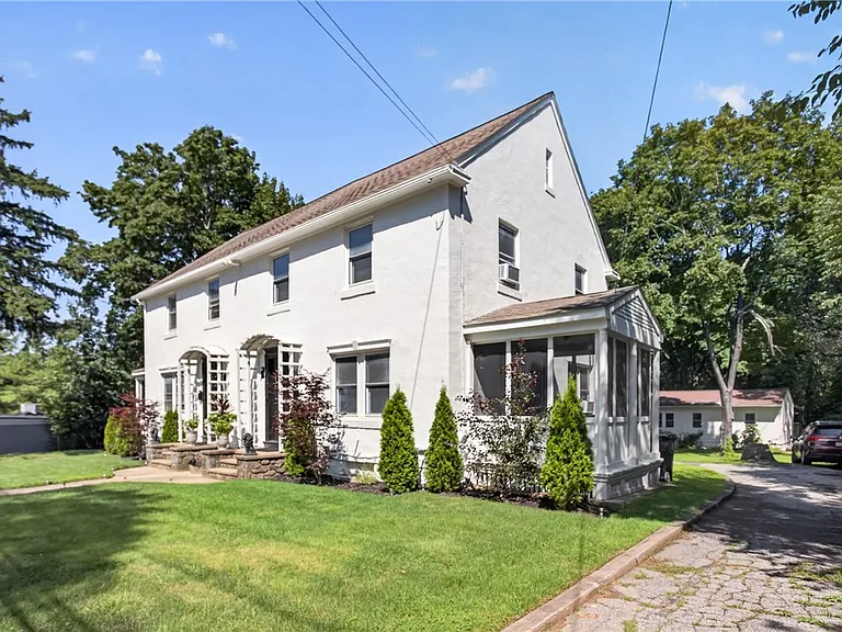 476 Providence St — Photo 3