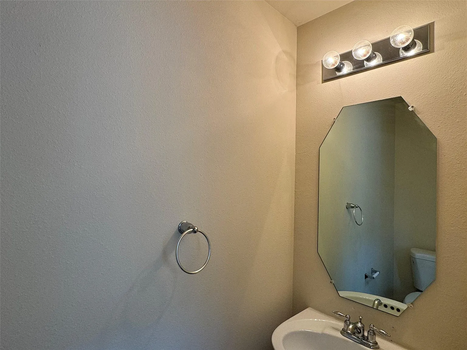 3 bed, 2.5 bath, 1719 sqft, $1,700 — Photo 4