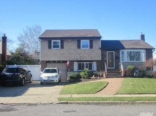 638 Berfond Pl, East Meadow, NY