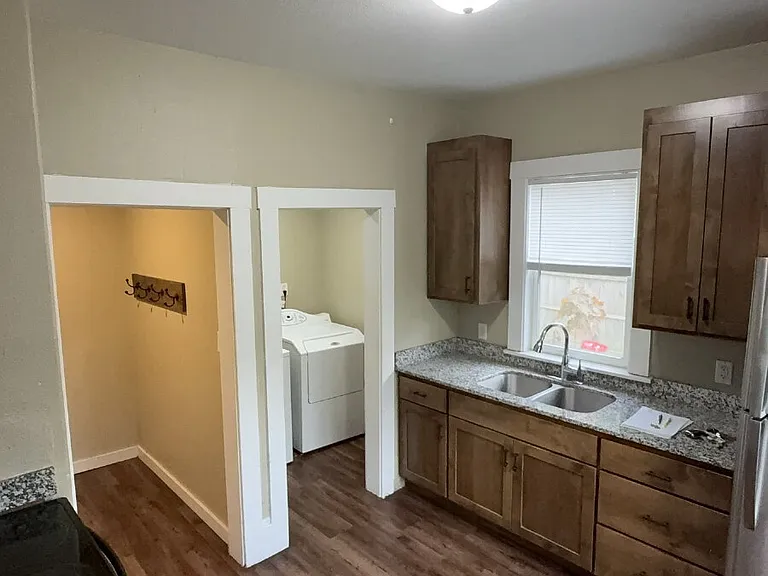 739 Broadway St — Photo 8