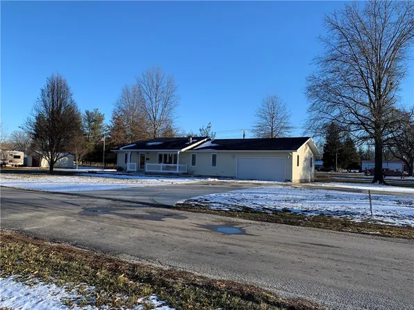 211 W Orange St, Pana, IL 62557