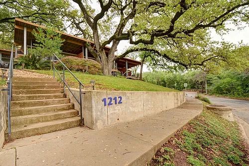 1212 Castle Hill St Photo 1