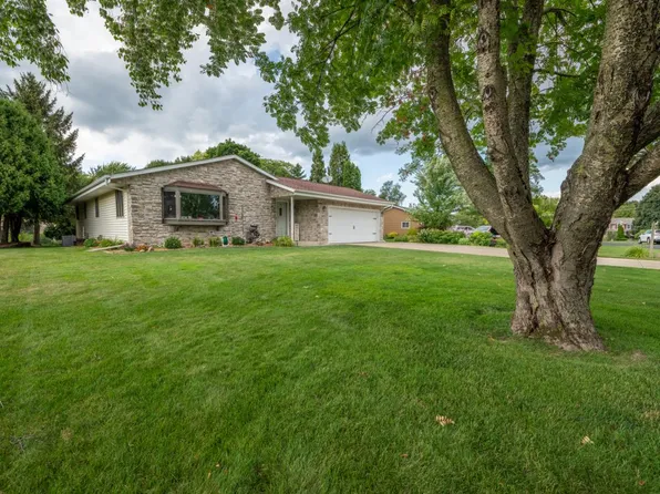 6041 Holly LANE, West Bend, WI 53095