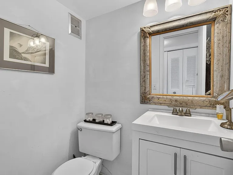 106 Camden E — Photo 20