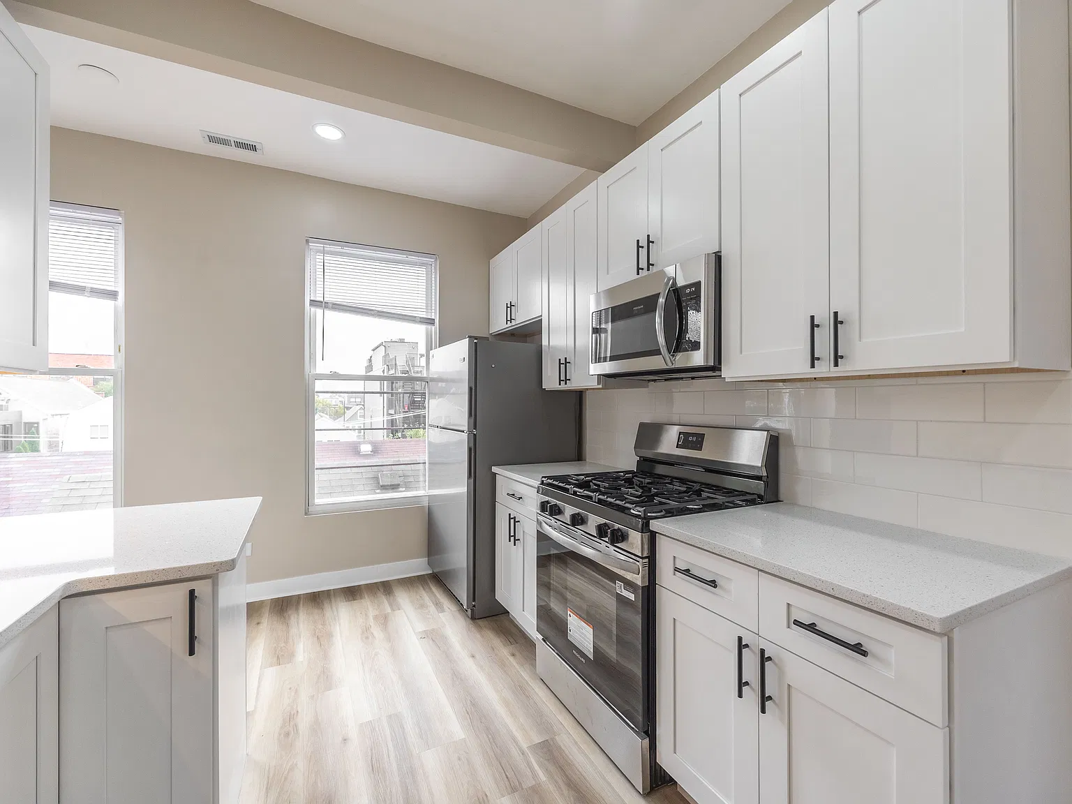 3 bed, 1.5 bath, 1300 sqft, $2,695 — Photo 1