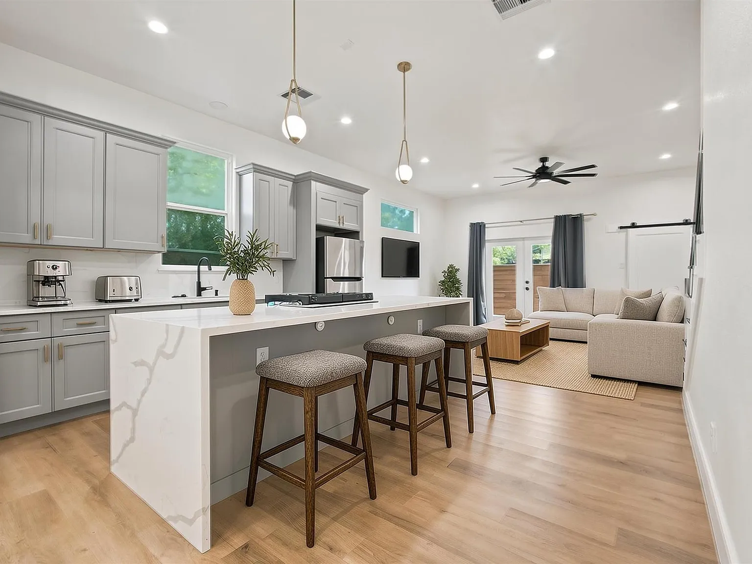 3 bed, 2.5 bath, 2187 sqft, $3,300 — Photo 4
