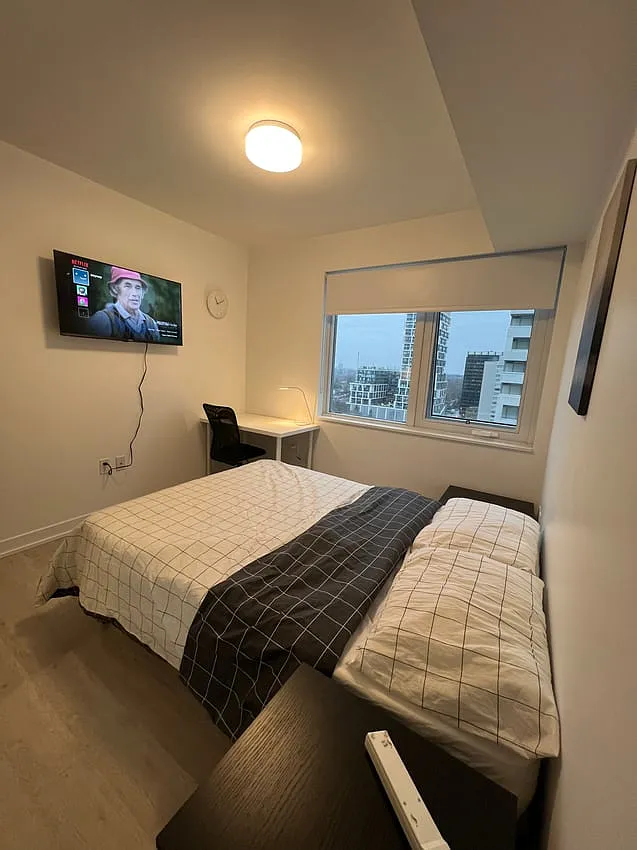 Deluxe Room - Lillian Street & Eglinton Avenue East — Photo 3